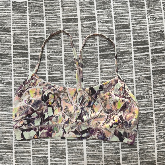 EUC women’s lululemon flow y bra size 6 - Picture 1 of 4